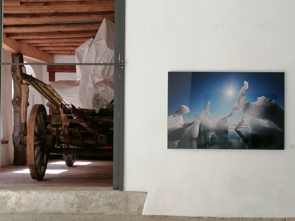 Ausstellung „Eisberg“
Rauminstallation, Fotografien, Wigg Bäuml, Stephan Fürnrohr
